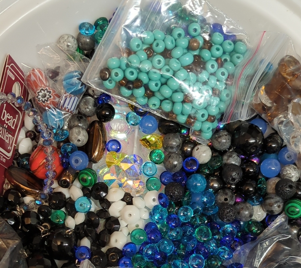 ☀️Q44 Fabulous Mix of Glass Beads of all different sizes for Jewelry Making